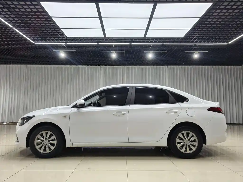 Hyundai Elantra 2023 — фото 8