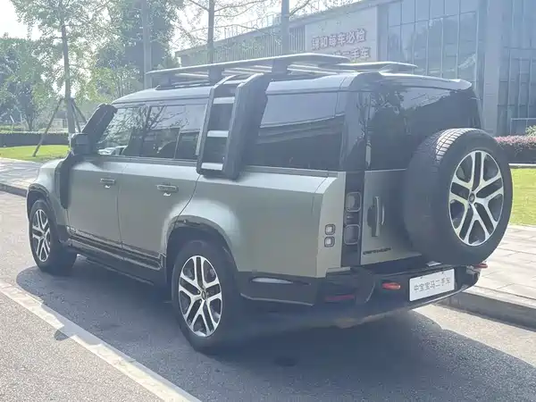 Land Rover Defender 2023