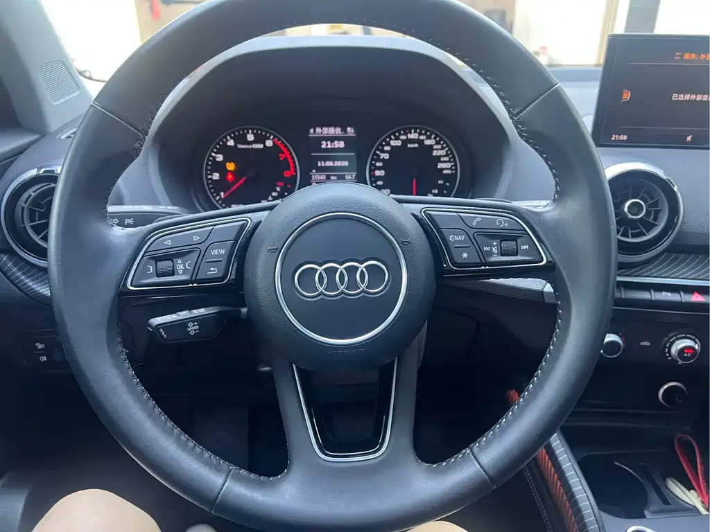 Audi Q2L 2022 — фото 10