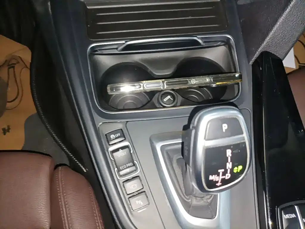 BMW 3 Series 2018 — фото 14