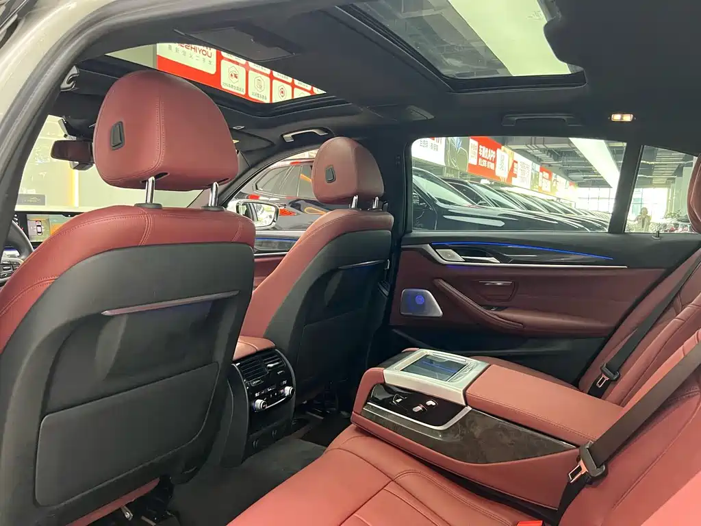 BMW 5 Series 2019 — фото 11