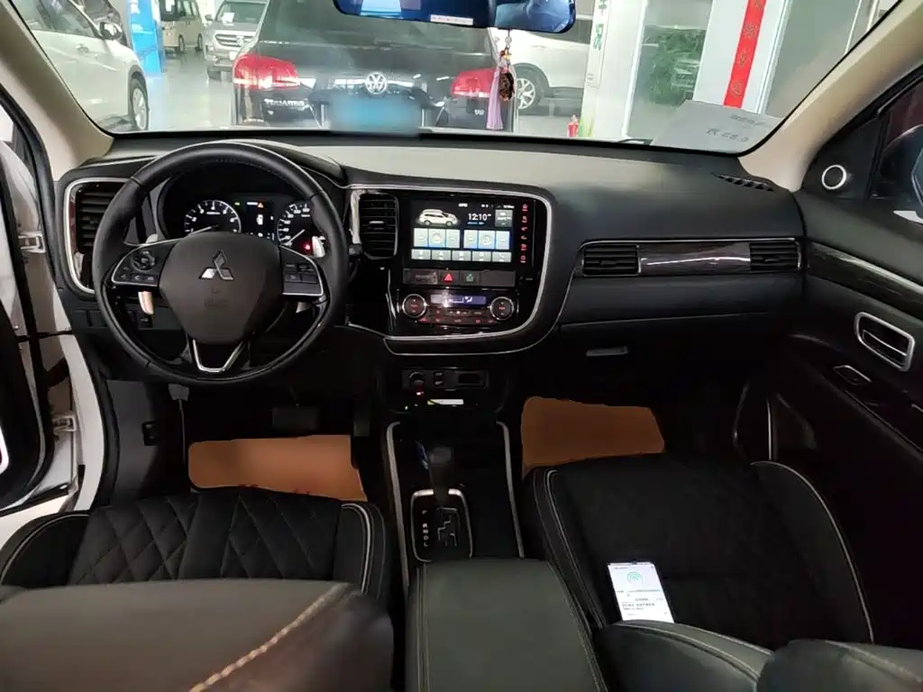 Mitsubishi Outlander 2021 — фото 10