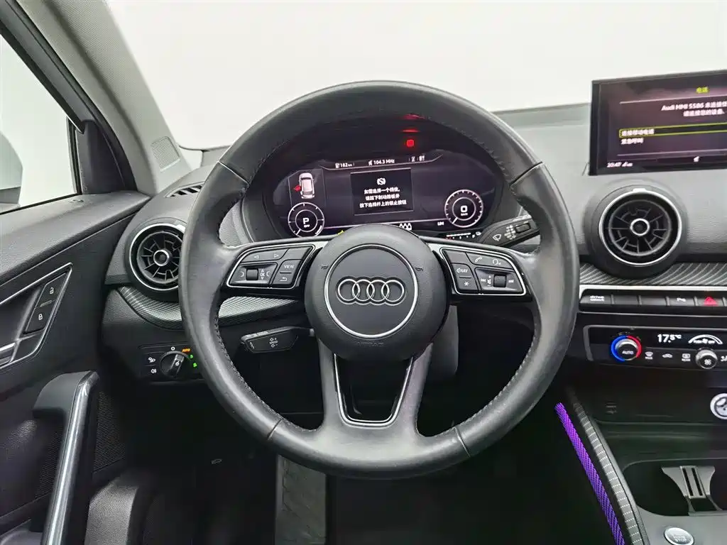 Audi Q2L e-tron 2021 — фото 11