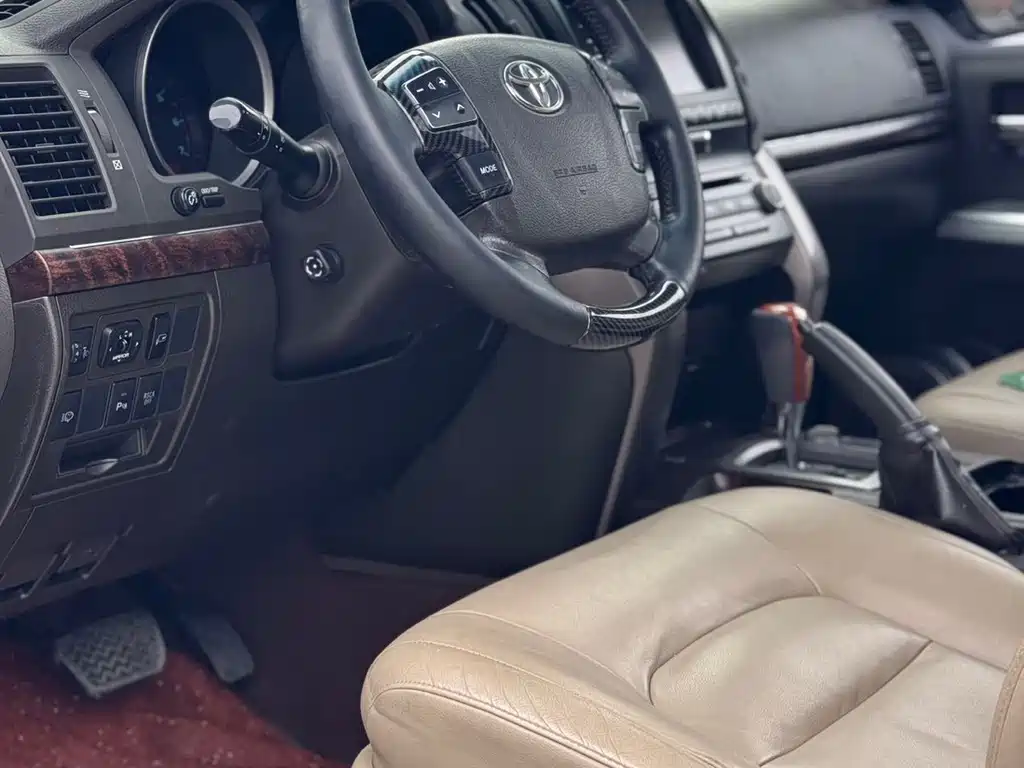 Toyota Land Cruiser 2011 — фото 10