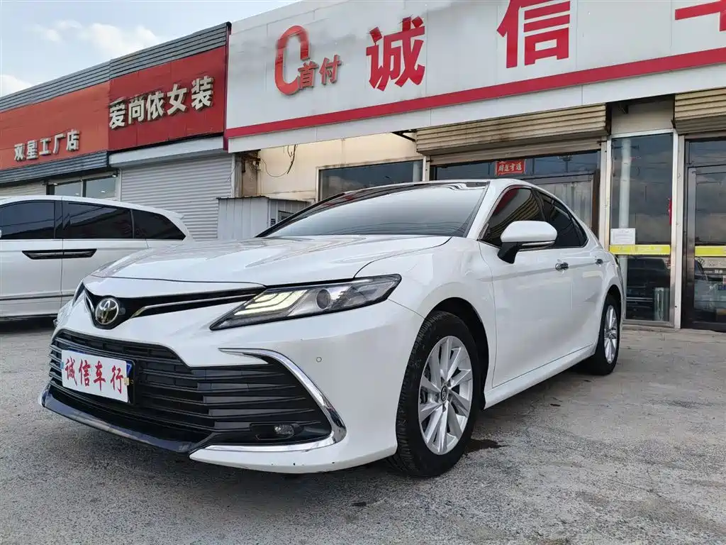 Toyota Camry 2023 — фото 1