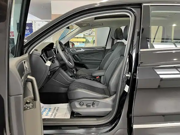 Volkswagen Tiguan L Plug-In Hybrid 2025
