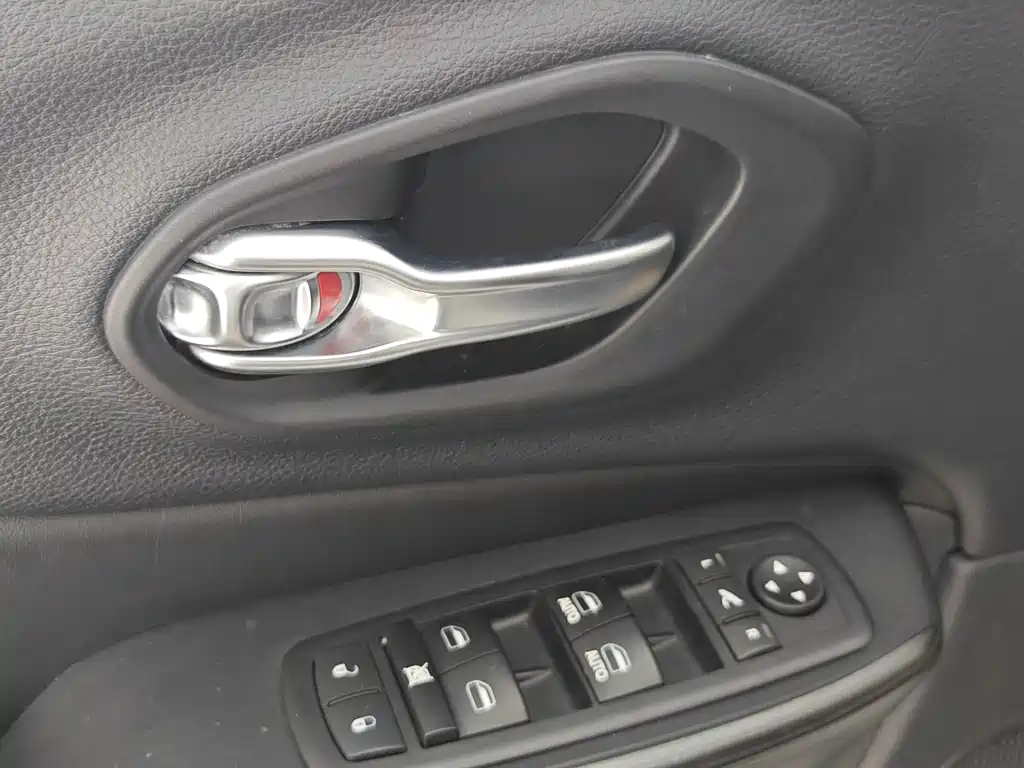 Jeep Cherokee 2016 — фото 24