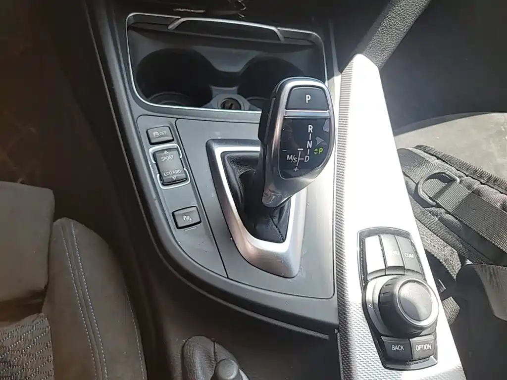 BMW 3 Series 2018 — фото 14