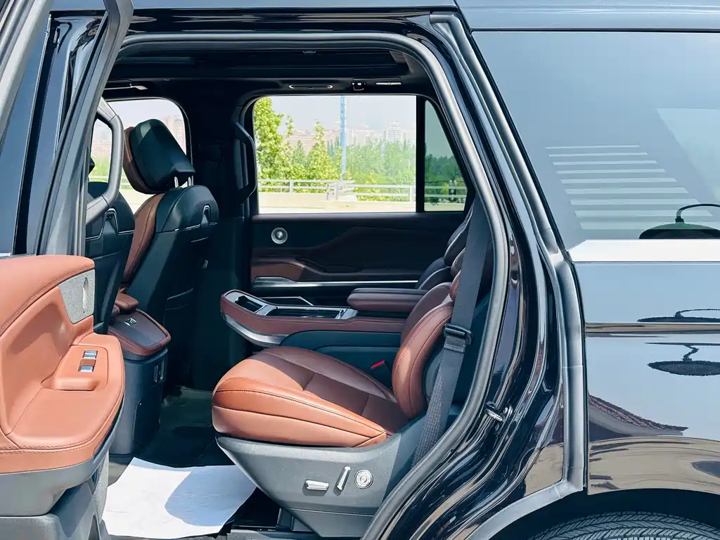 Lincoln Navigator 2025 — фото 19