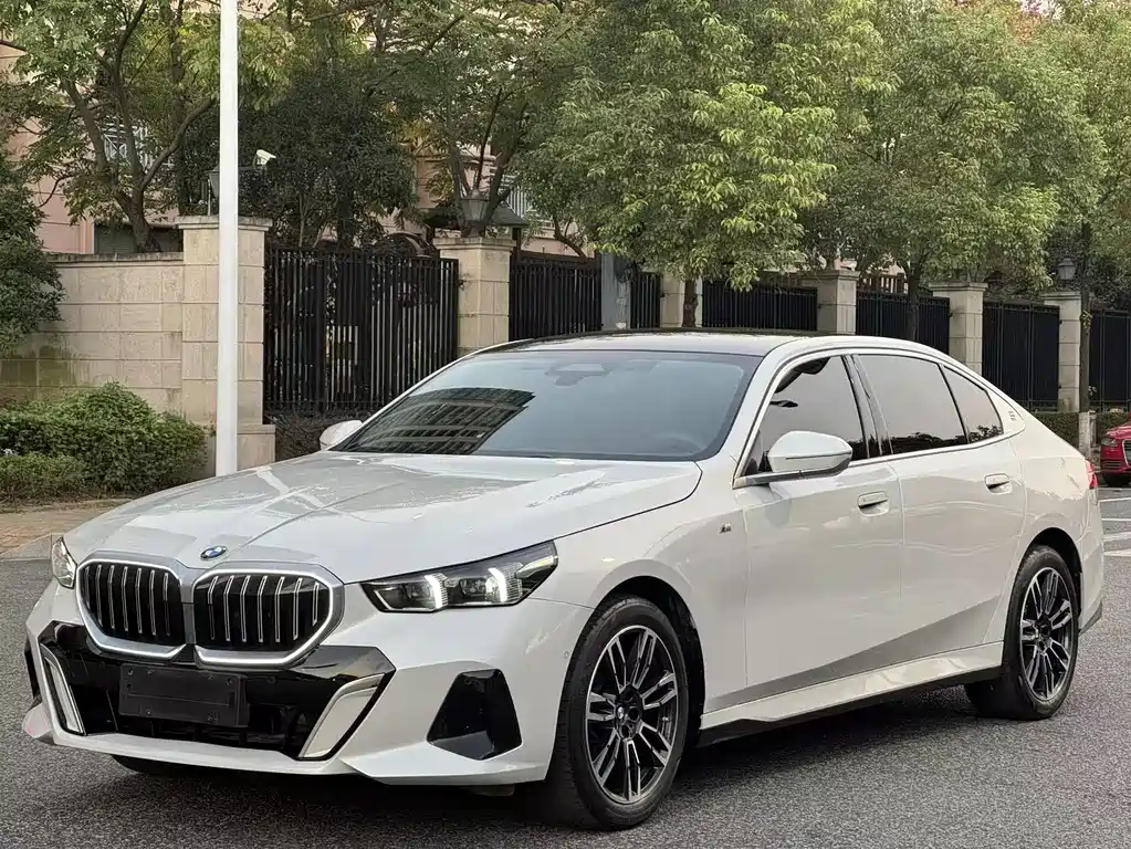 BMW 5 Series 2024 — фото 1