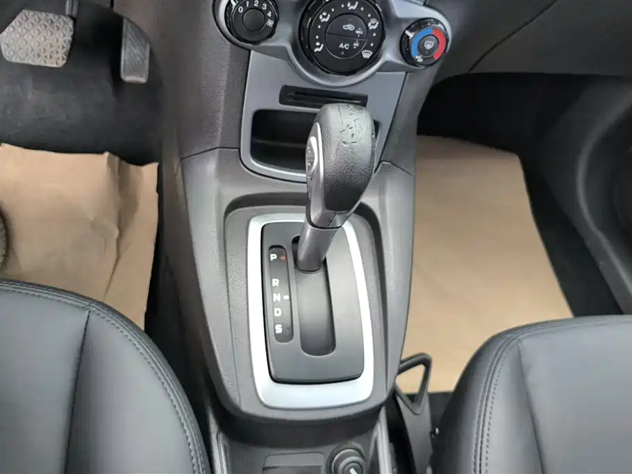 Ford Fiesta 2015 — фото 16