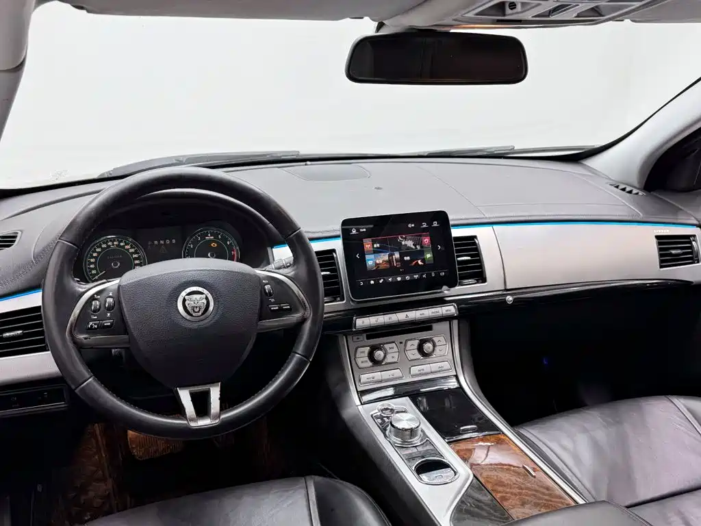 Jaguar XF 2013 — фото 16