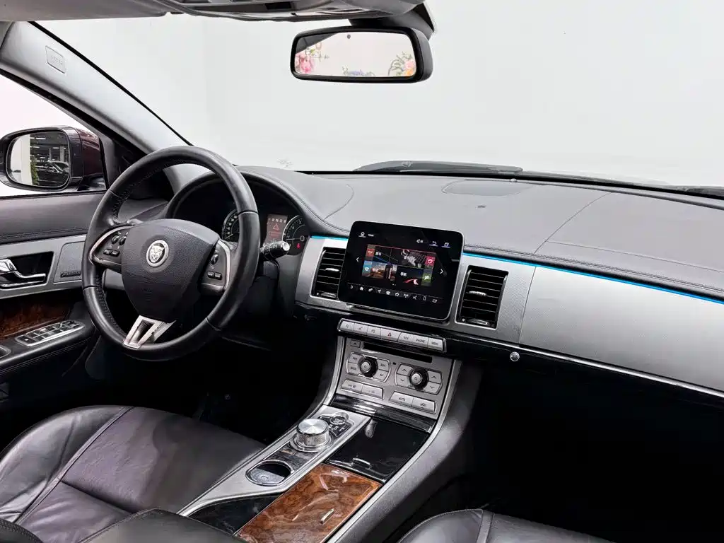 Jaguar XF 2013 — фото 15