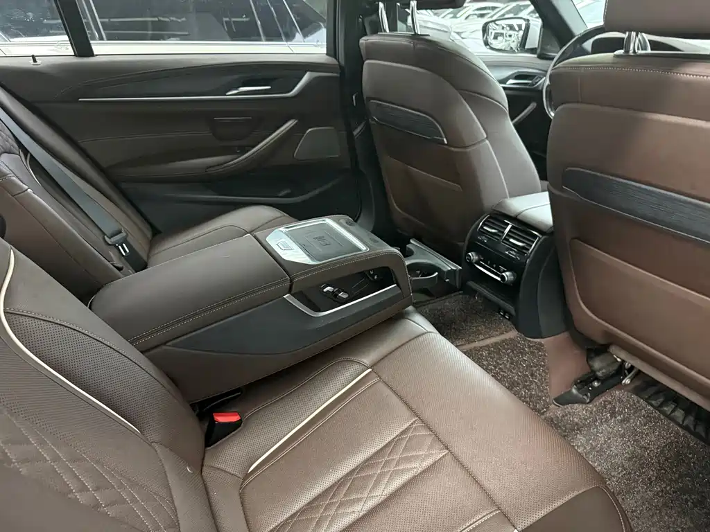 BMW 5 Series 2023 — фото 11
