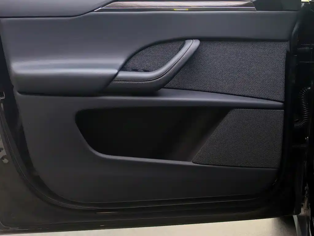 Tesla Model X 2023 — фото 16