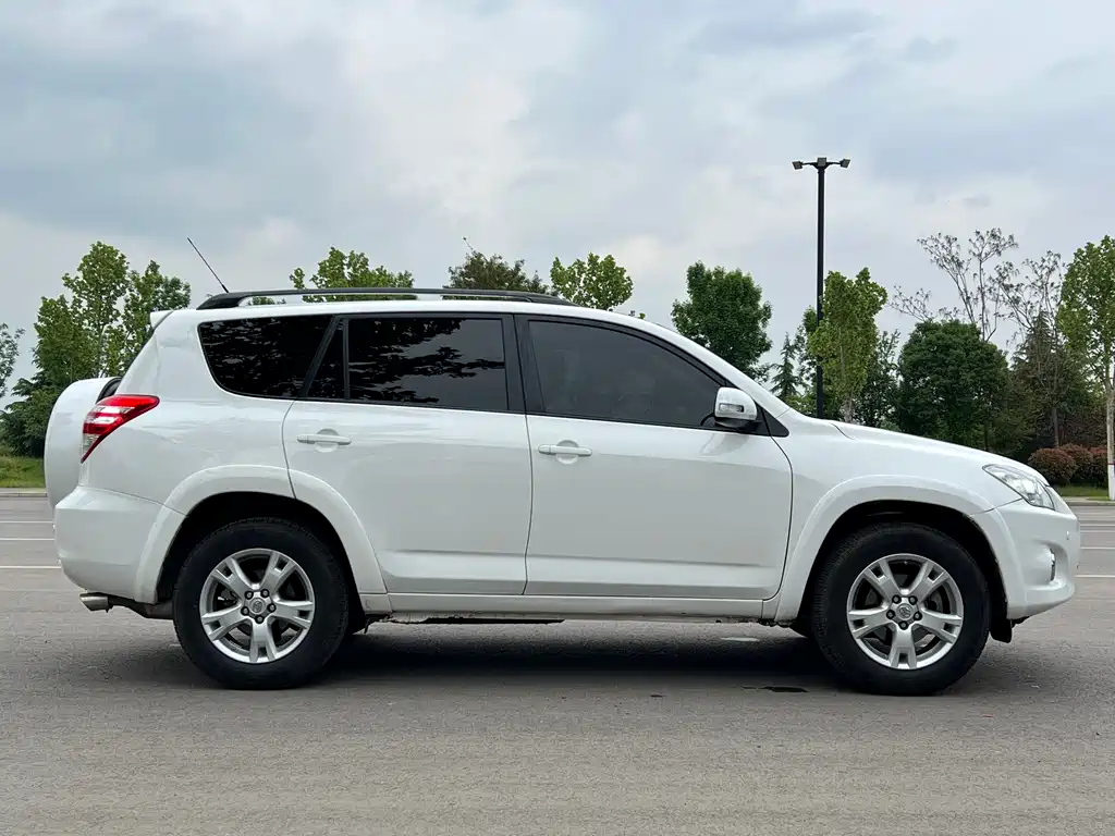 Toyota RAV4 2013 — фото 6