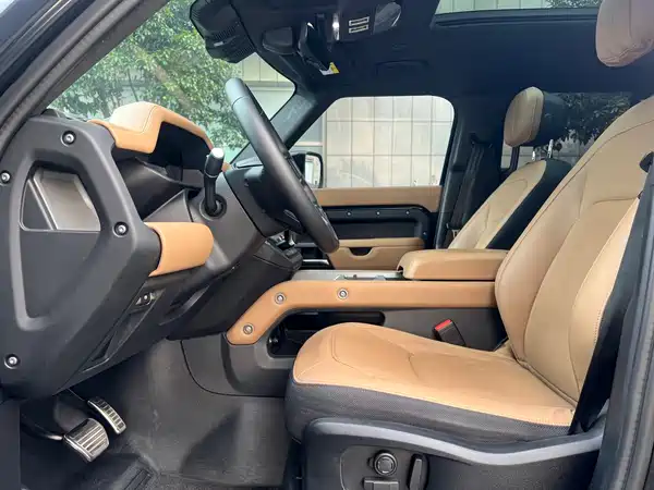 Land Rover Defender 2025