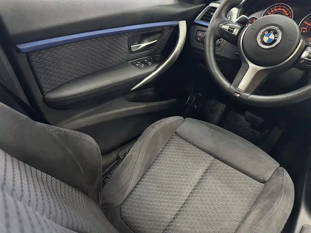 BMW 3 Series 2018 — фото 25