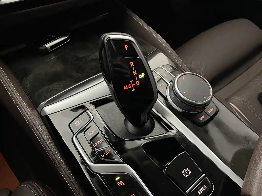 BMW 5 Series 2021 — фото 10