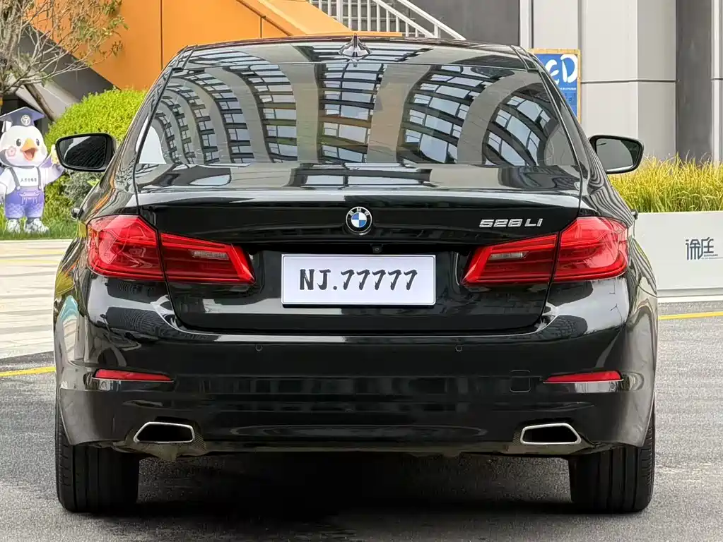 BMW 5 Series 2017 — фото 16