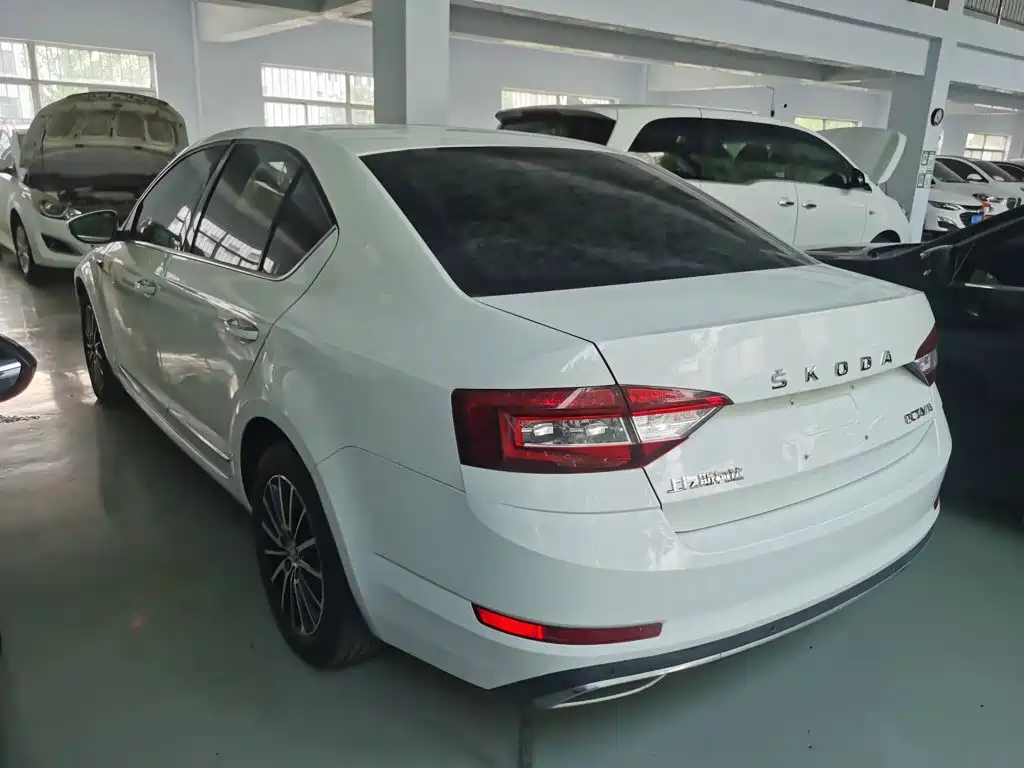 Skoda Octavia 2020 — фото 5