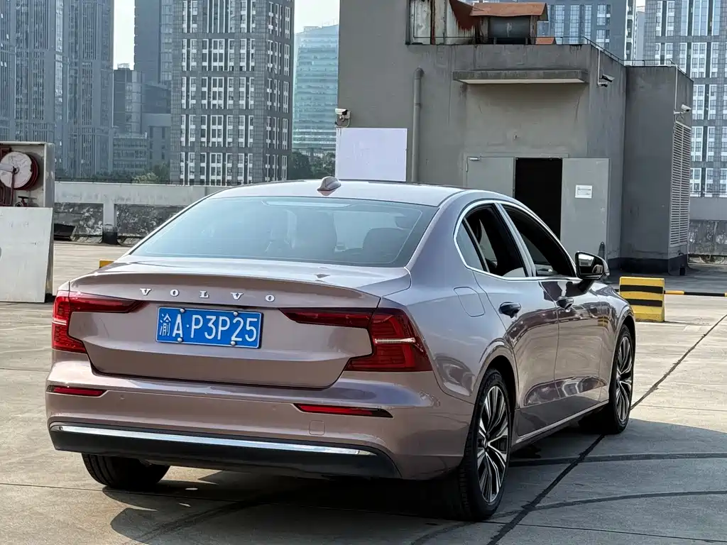 Volvo S60 2022 — фото 15