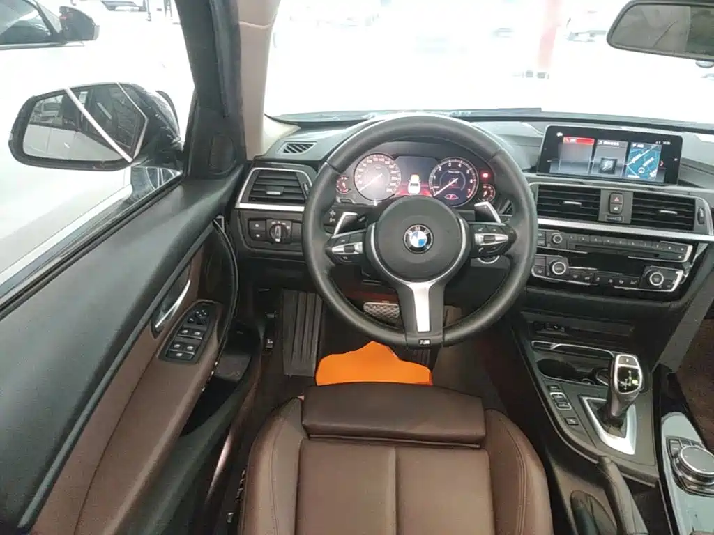 BMW 3 Series 2018 — фото 11