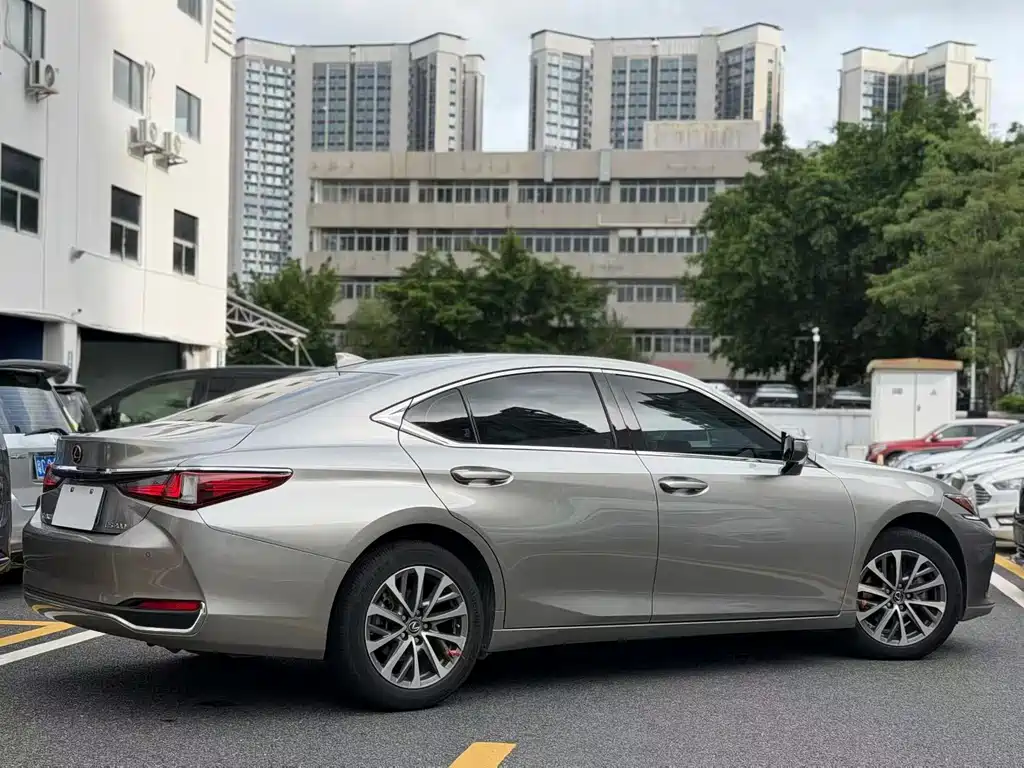 Lexus ES 2022 — фото 12