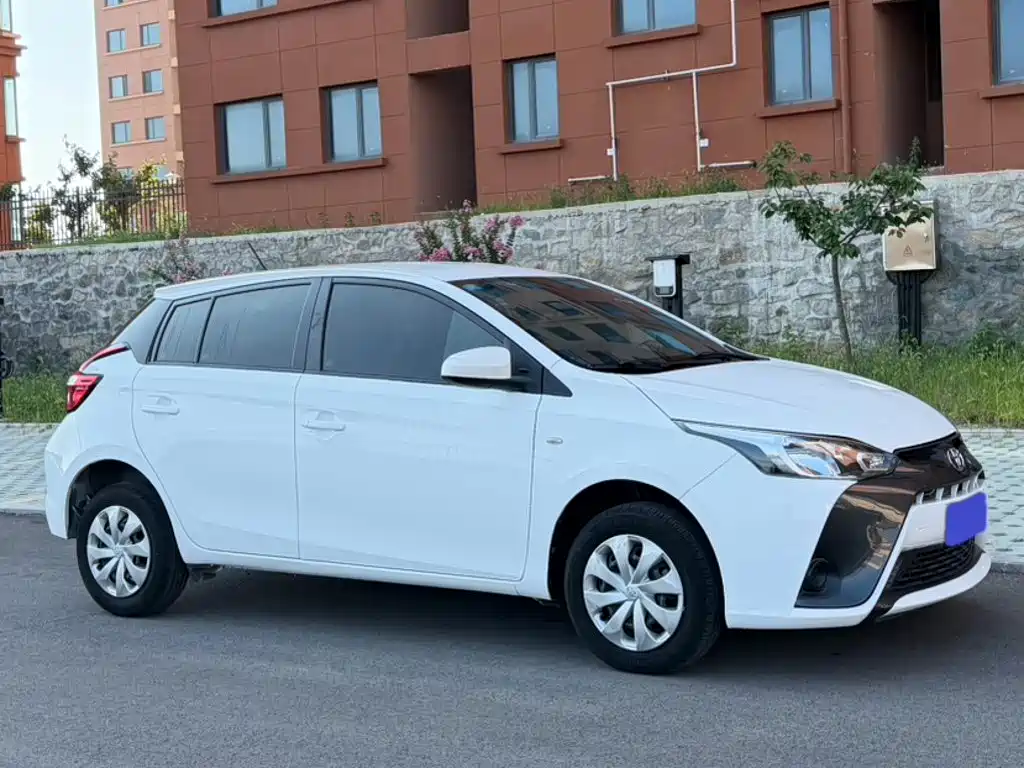 Toyota Yaris L 2017 — фото 7