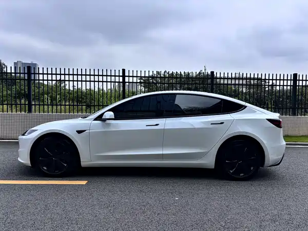 Tesla Model 3 2024