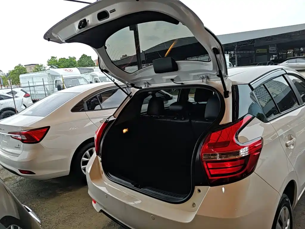Toyota Yaris L 2020 — фото 19