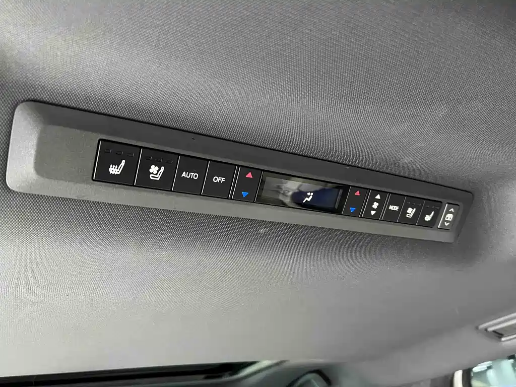 Toyota Sienna 2023 — фото 16