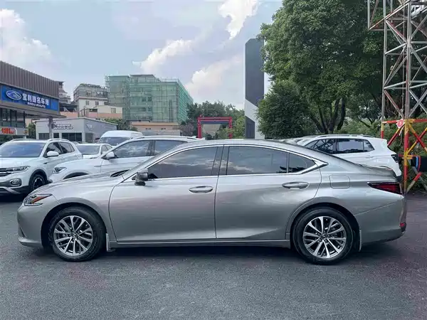 Lexus ES 2024