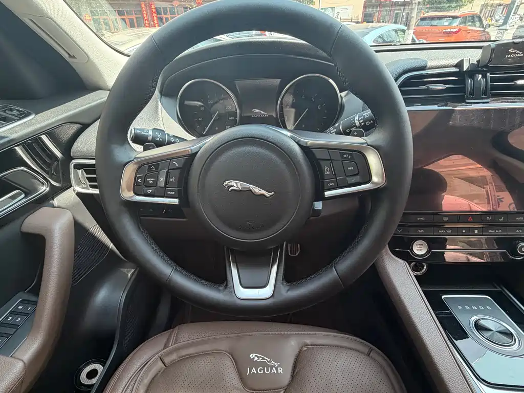 Jaguar F-PACE 2017 — фото 11