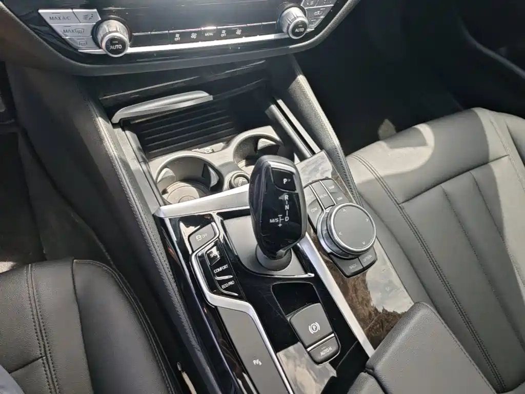 BMW 5 Series 2018 — фото 14