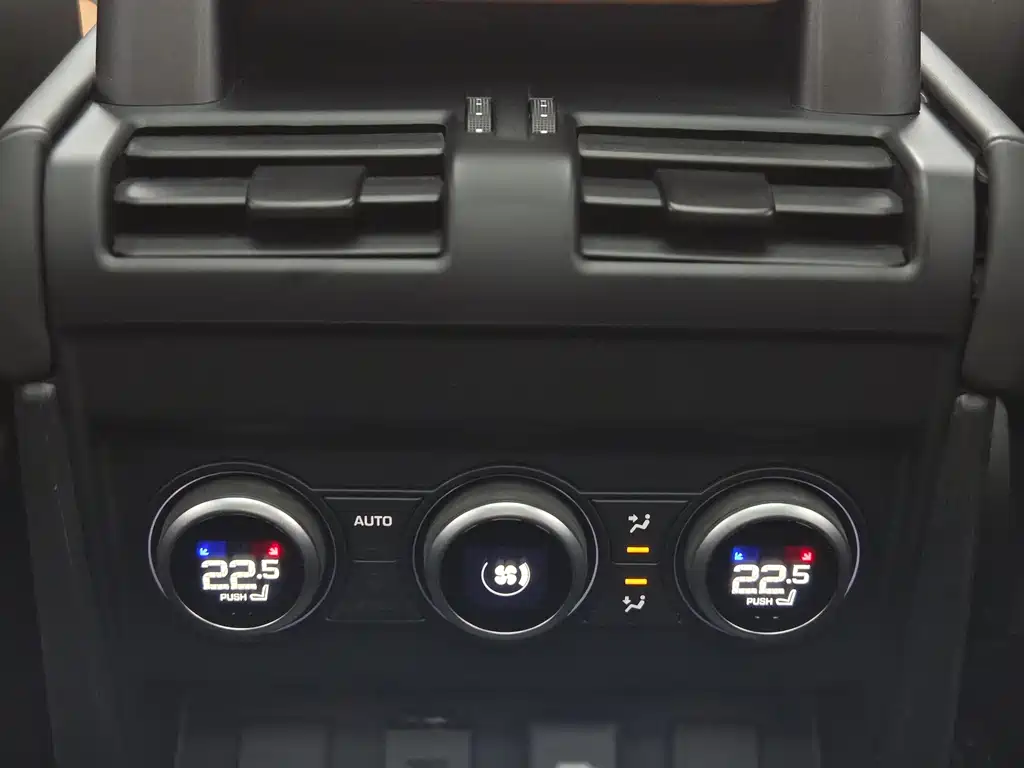 Land Rover Defender 2023 — фото 16