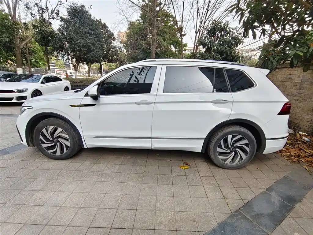 Volkswagen Tiguan L 2024 — фото 3