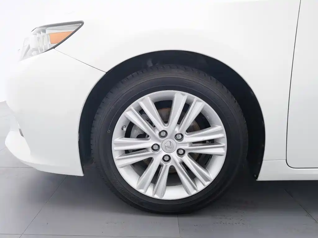 Lexus ES 2015 — фото 17