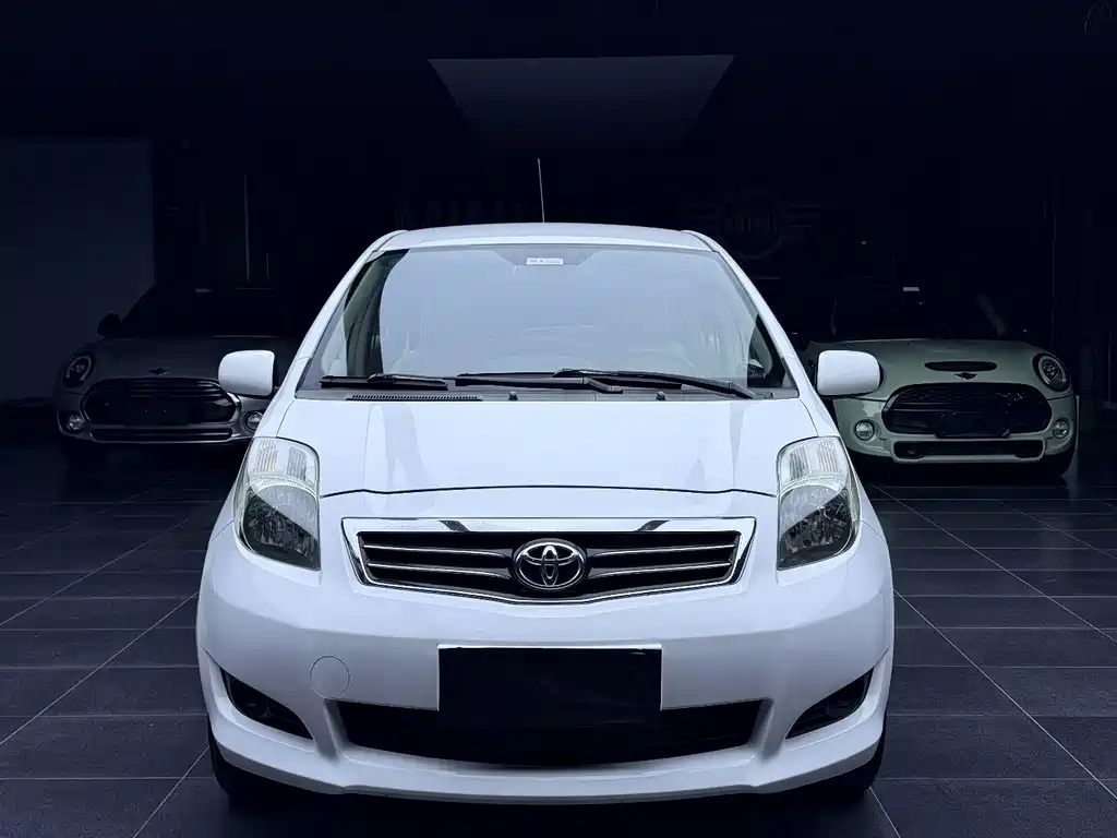 Toyota Yaris 2011 — фото 2