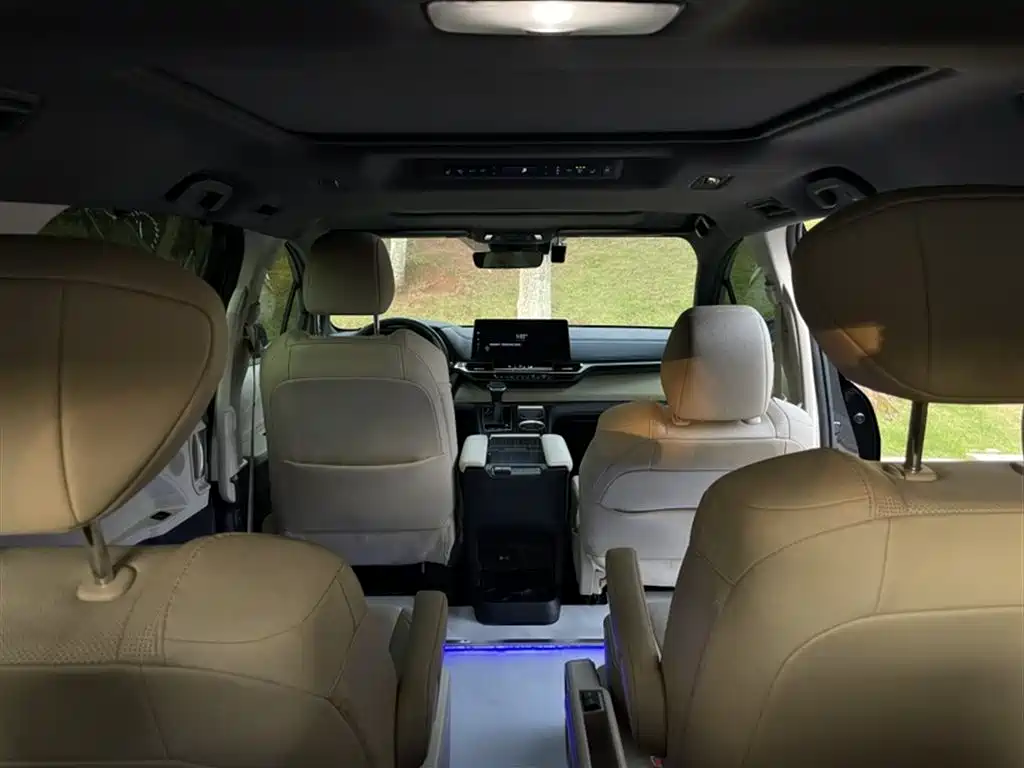 Toyota Granvia 2023 — фото 13