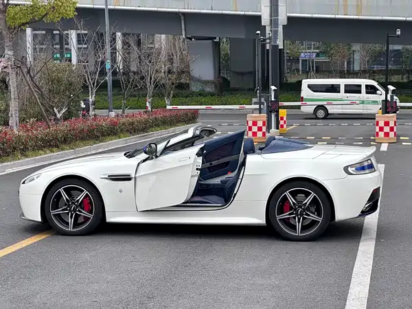 Aston Martin V8 Vantage 2017