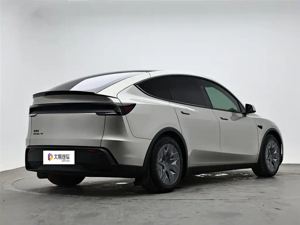 Tesla Model Y L 2025