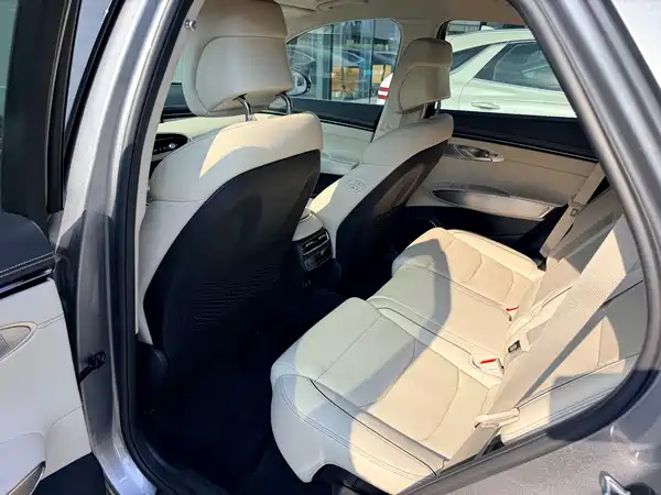 Genesis GV70 2025