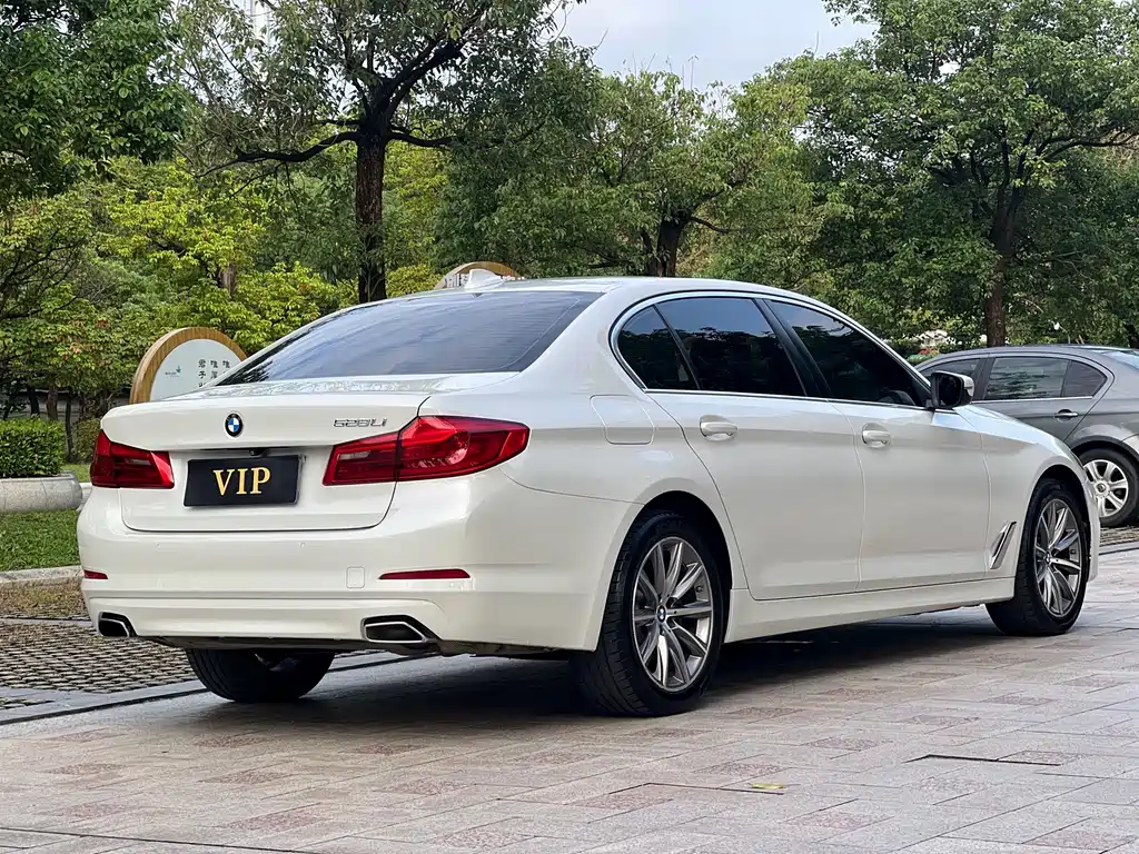 BMW 5 Series 2017 — фото 21