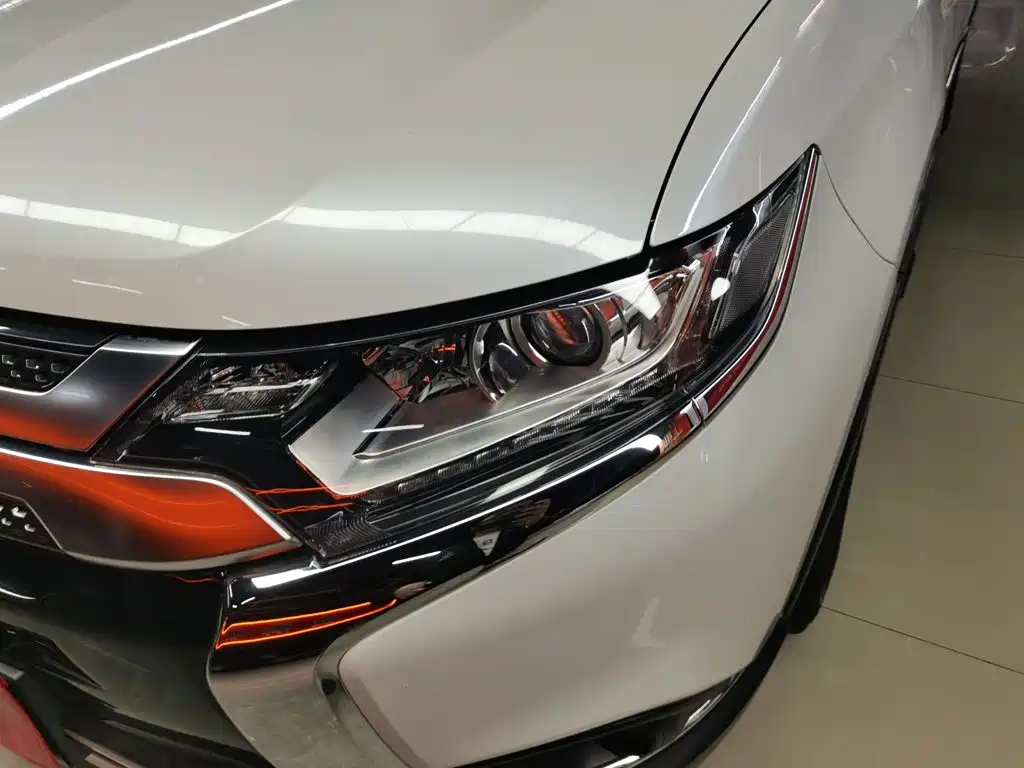 Mitsubishi Outlander 2021 — фото 24