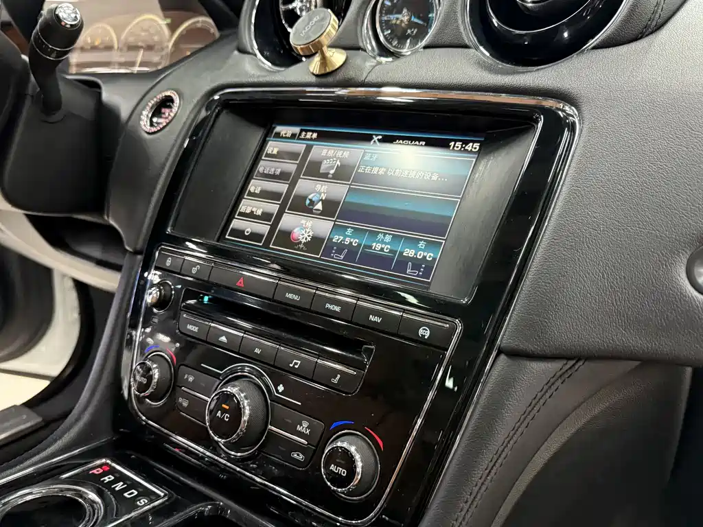 Jaguar XJ 2015 — фото 24