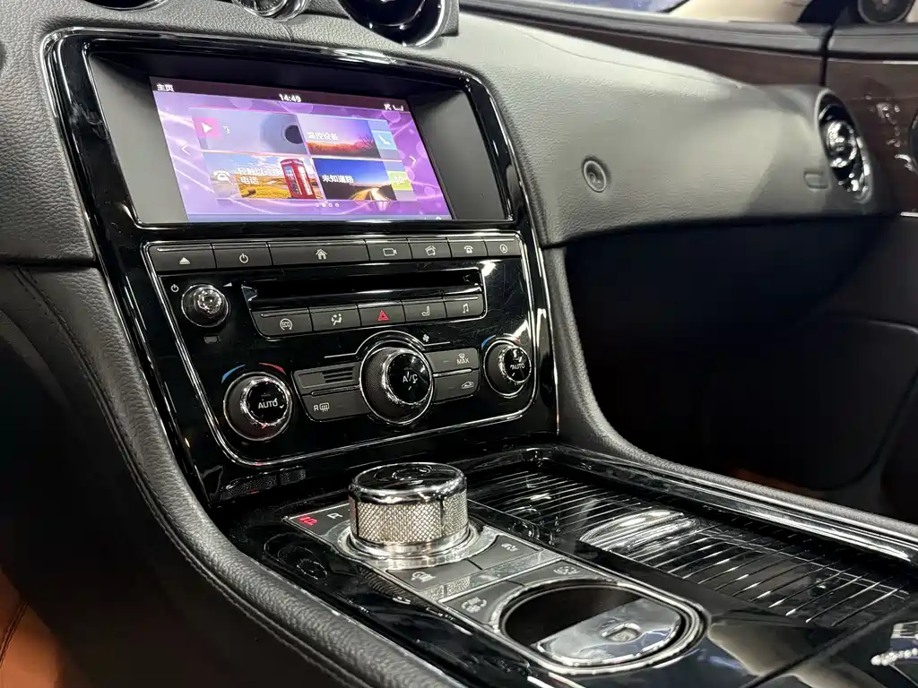 Jaguar XJ 2018 — фото 21
