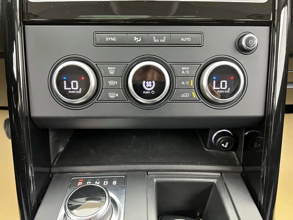 Land Rover Discovery 2018 — фото 21