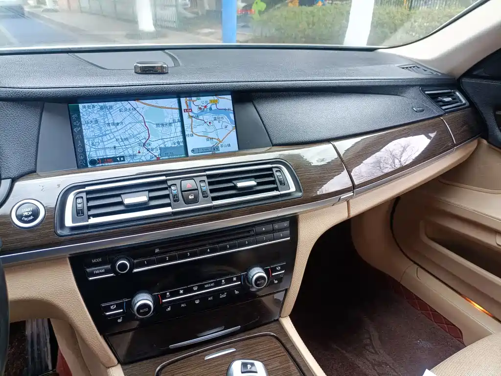 BMW 7 Series 2012 — фото 24