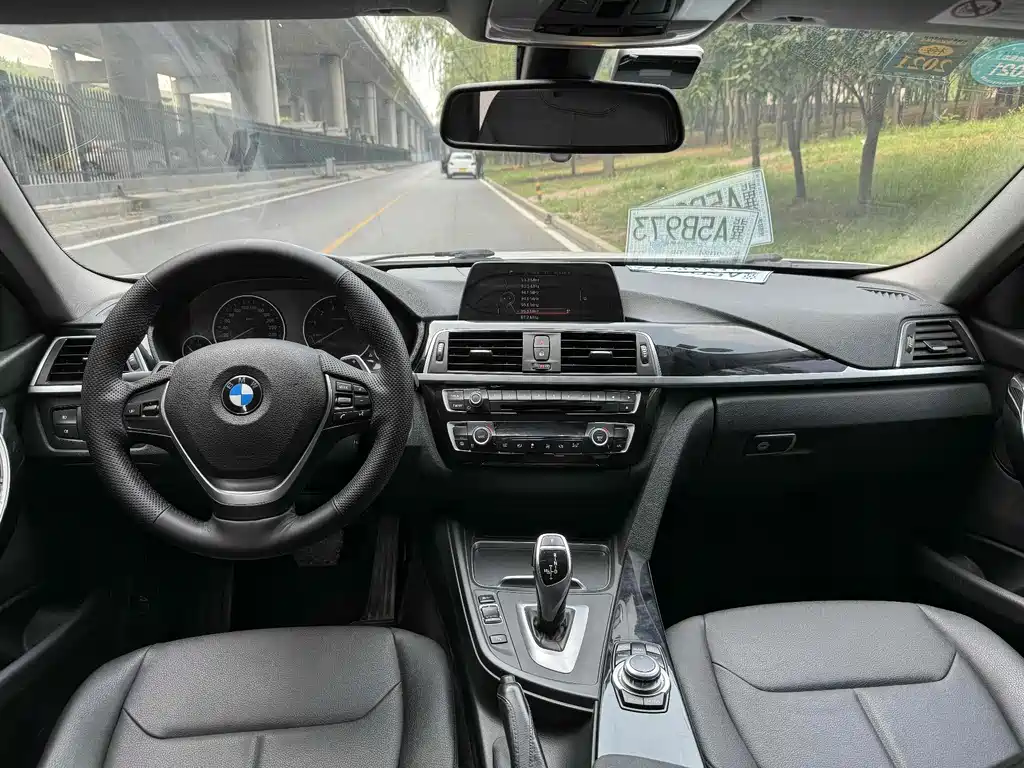 BMW 3 Series 2017 — фото 12